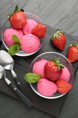 Serinletici şerbet, çilek ve nane şekeri gri desenli masa, üst manzara