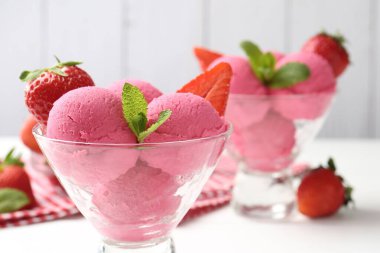 Tazeleyici şerbet, çilek ve nane şekeri beyaz masadaki tatlı kasesinde gri arka planda, yakın plan