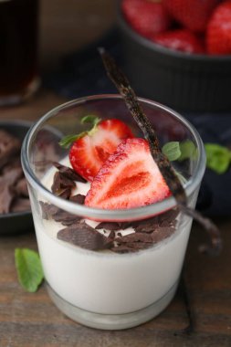 Çikolatalı, çilekli, nane şekerli ve vanilyalı panna cotta.