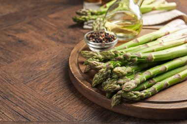 Ahşap masada taze çiğ kuşkonmaz, yakın plan. Metin için boşluk