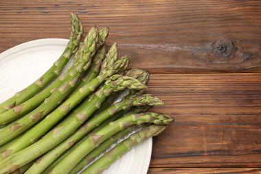 Tahta masada taze çiğ kuşkonmaz, üst manzara. Metin için boşluk
