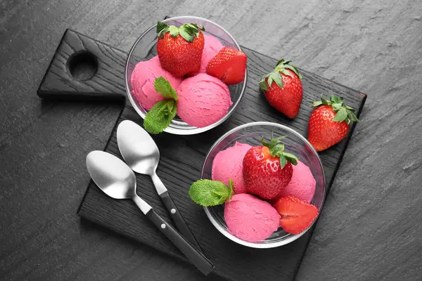 Serinletici şerbet, çilek ve nane şekeri gri desenli masa, üst manzara