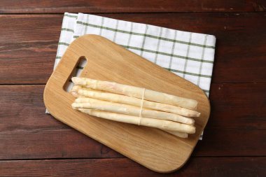 Ahşap masada çiğ kuşkonmaz mızrakları, üst manzara.