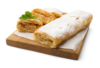 Pudra şekeri ve nane şekerli lezzetli elmalı çörekler beyaz üzerine izole edilmiş.