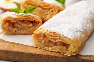 Lezzetli elmalı turtalar, pudra şekeri ve nane şekeri, yakın plan.