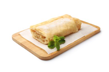 Lezzetli elmalı turta, pudra şekeri ve nane şekeri, beyaz üzerine izole edilmiş.