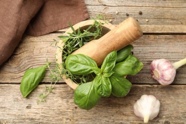 Kabuklu havan, farklı aromatik otlar ve ahşap masada baharatlar, düz yatıyordu.