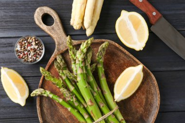 Farklı çiğ kuşkonmaz mızrakları, baharatlar ve bıçak...