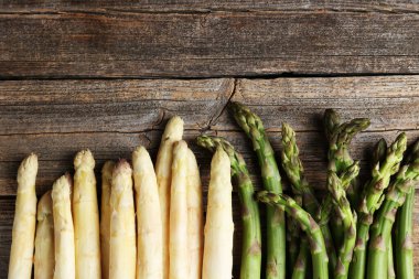 Tahta masada farklı çiğ kuşkonmaz mızrakları var.