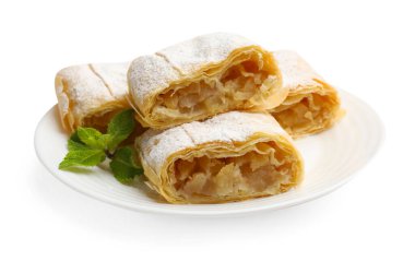 Lezzetli elmalı turta, pudra şekeri ve nane şekeri, beyaz üzerine izole edilmiş.