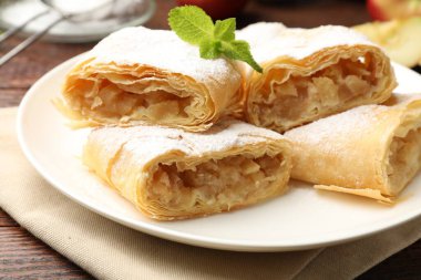 Lezzetli elmalı turta, pudra şekeri ve nane şekerli, ahşap masa, yakın plan.