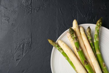 Siyah masada yeşil ve beyaz kuşkonmaz, üst manzara. Metin için boşluk