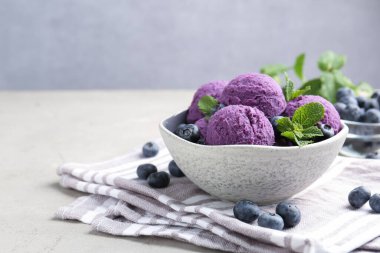 Yaban mersinli şerbet ve açık gri masada nane şekeri. Yakın plan. Metin için boşluk