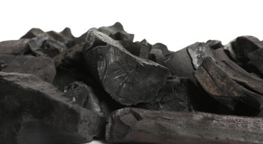 Siyah kömür parçaları beyaza izole edilmiş.