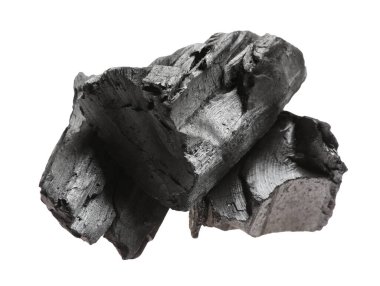 Siyah kömür parçaları beyaza izole edilmiş.