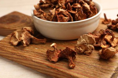 Kurutulmuş mantar mantarları açık ahşap masada, yakın plan.