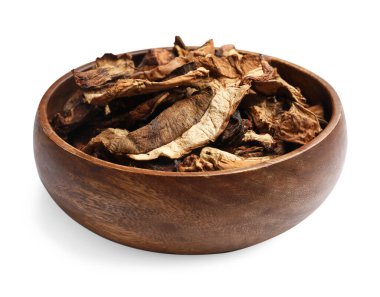 Beyaz kasede izole edilmiş kurutulmuş mantar parçaları.