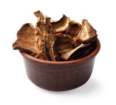 Beyaz kasede izole edilmiş kurutulmuş mantar parçaları.