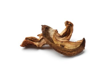 Kurumuş mantar parçaları beyaza izole edilmiş.