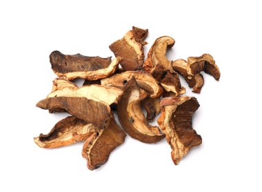 Kurumuş mantar parçaları beyaza izole edilmiş.