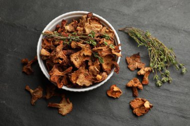 Kurutulmuş mantarlı kekik siyah masada, düz yatıyordu.