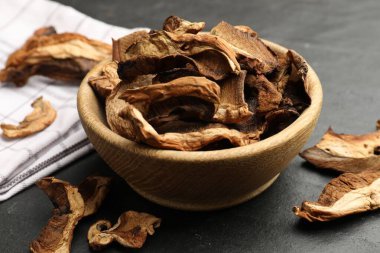 Kurutulmuş mantarlar ahşap masada, yakın plan.