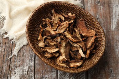 Ahşap masanın üstünde kurumuş mantar mantarı.