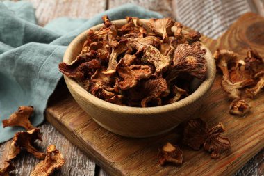 Kurutulmuş mantarlar ahşap masada, yakın plan.