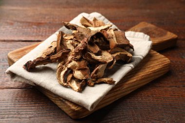 Kurutulmuş mantarlar ahşap masada, yakın plan.