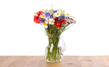 Vazodaki güzel kır çiçekleri ahşap masada beyaz arka planda