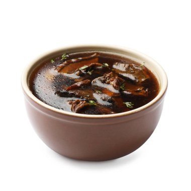 Mantarlı lezzetli çorba ve beyaz tencerenin içindeki kekik.