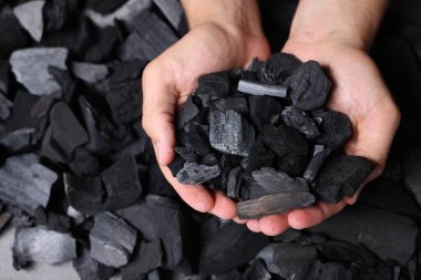 Yığının üzerinde siyah kömürlü adam, üst manzara