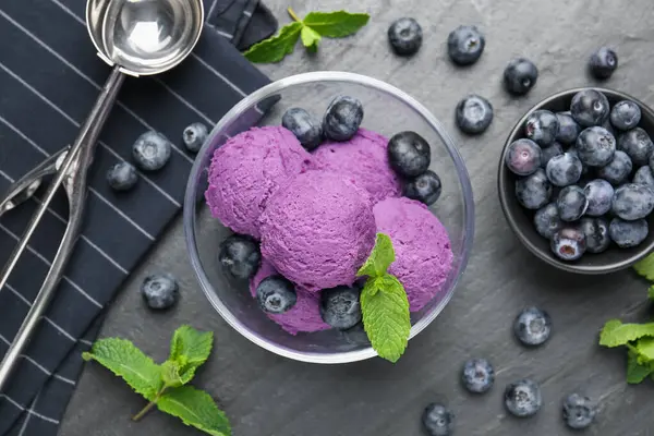 Yaban mersinli şerbet ve siyah masada nane şekeri.