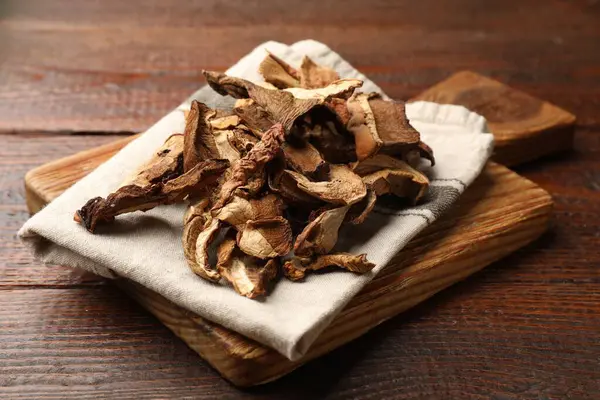 Kurutulmuş mantarlar ahşap masada, yakın plan.