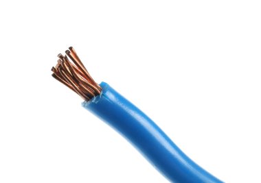 Beyaz arka planda bakır telleri olan soyulmuş elektrik kablosu