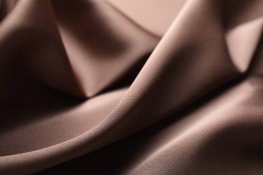 Arkaplan olarak buruşuk açık kahverengi ipek kumaş, yakın plan