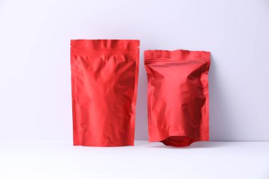 Beyaz arka planda fermuarlı stand-up kesesi. Tasarım için model