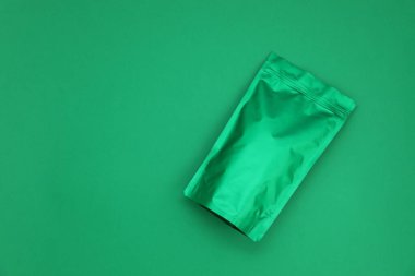 Yeşil arka planda fermuarlı stand-up kesesi. Tasarım için model