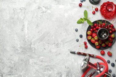 Nargile ve taze meyveler gri masada, düz yerde. Metin için boşluk