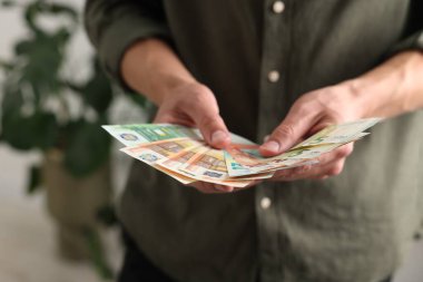 Parasını içeride sayan adam, yakın çekim görüntüsü.