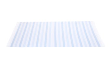 Bir çizgili plaj havlusu beyaza izole edilmiş.