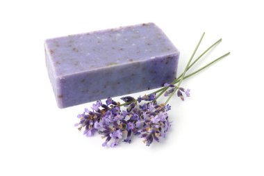 Sabun çubuğu ve lavanta çiçekleri beyaz üzerine izole edilmiş.