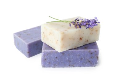 Sabun barları ve lavanta çiçekleri beyaza izole edilmiş.