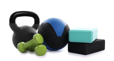 İlaç topu, kettlebell, dambıl ve köpük blokları beyaza izole edilmiş.