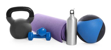 Dambıl, dambıl, dambıl, su şişesi ve spor minderi beyaza izole edilmiş.