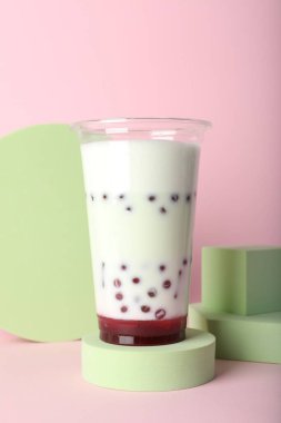 Pembe arka planda lezzetli ferahlatıcı köpüklü çay