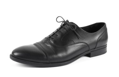 Beyaz arka planda siyah deri bir ayakkabı.