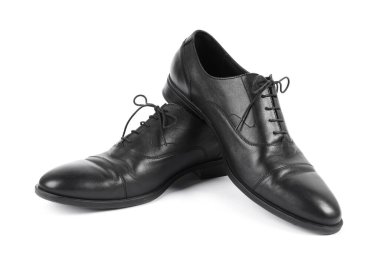 Beyaz arka planda siyah deri ayakkabı