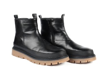 Beyaz arka planda bir çift şık siyah bot.