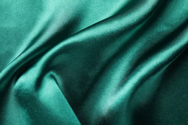 Arkaplan olarak buruşmuş yeşil ipek kumaş, yakın plan